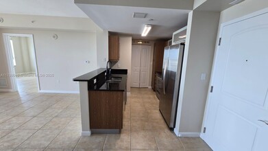 7355 SW 89th St in Miami, FL - Foto de edificio - Building Photo