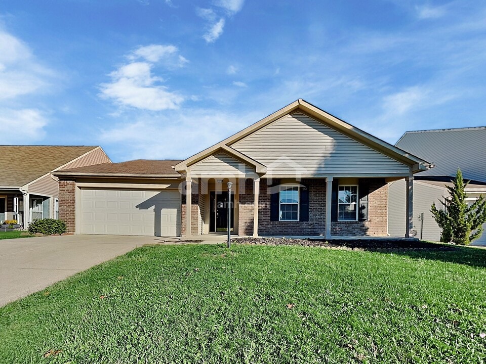 7864 Fox Glen Dr in Indianapolis, IN - Building Photo