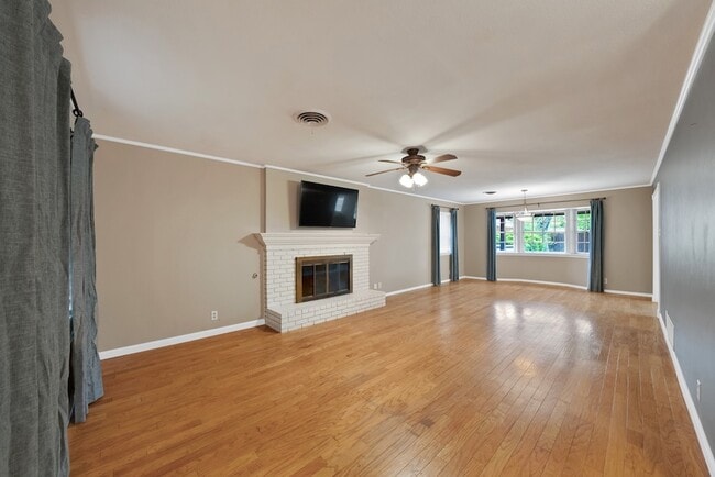 526 Waggoner Dr in Arlington, TX - Building Photo - Building Photo