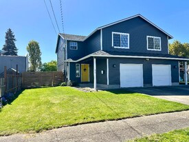 155 W Berkeley St in Gladstone, OR - Building Photo