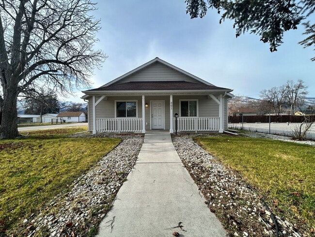 property at 801 N 4th St