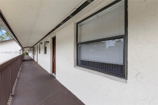 6061 Shaker Wood Cir in Tamarac, FL - Foto de edificio - Building Photo