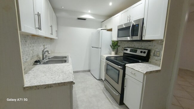 3076 Cornwall D in Boca Raton, FL - Building Photo - Building Photo