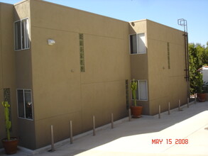 1733 Lucile Ave, Unit 5 in Los Angeles, CA - Foto de edificio - Building Photo