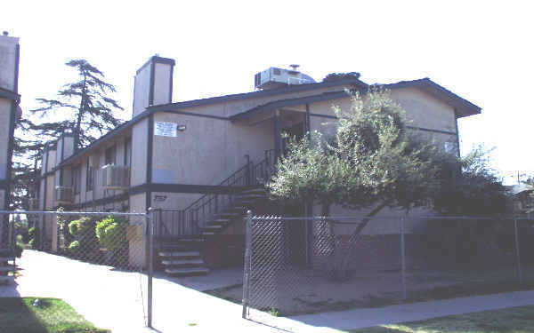 757 S Adler Ave in Fresno, CA - Foto de edificio - Building Photo