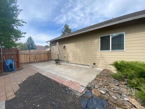 380 SE Soft Tail Loop in Bend, OR - Building Photo - Building Photo