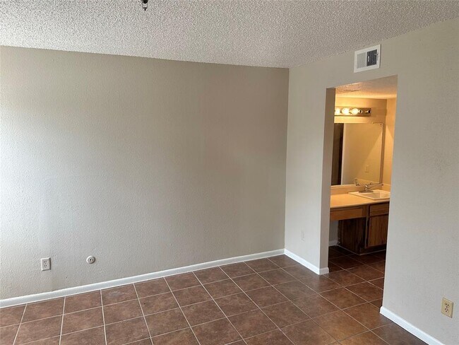 10203 Forum Park Dr-Unit -134 in Houston, TX - Building Photo - Building Photo