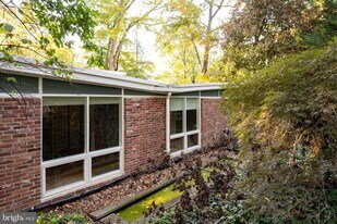 2227 Glasgow Rd in Alexandria, VA - Building Photo