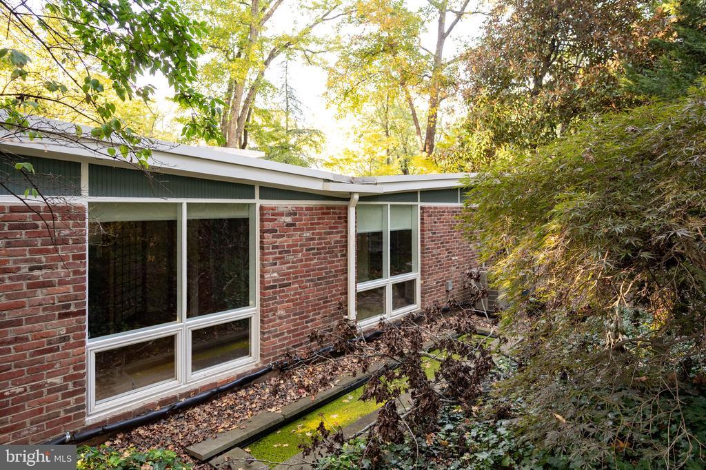 2227 Glasgow Rd in Alexandria, VA - Building Photo