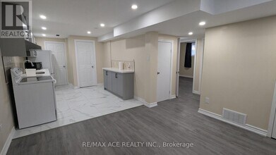 106 Kirby Crescent in Whitby, ON - Building Photo - Building Photo