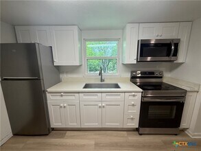 1007 Hackberry St in San Marcos, TX - Foto de edificio - Building Photo