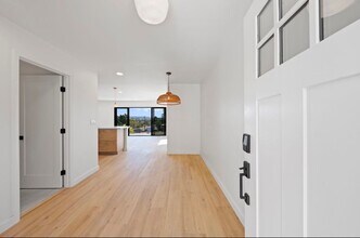 4887 Randall St in San Diego, CA - Foto de edificio - Building Photo
