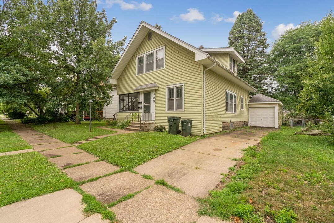 709 Walnut St in Cedar Falls, IA - Building Photo