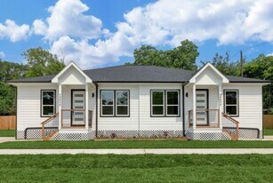 4802 Angleton St in Houston, TX - Building Photo