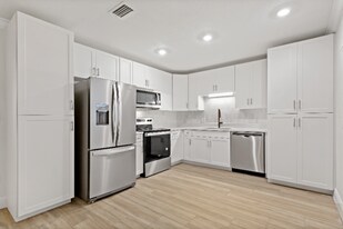 3215 W Swann Ave, Unit 13 in Tampa, FL - Building Photo