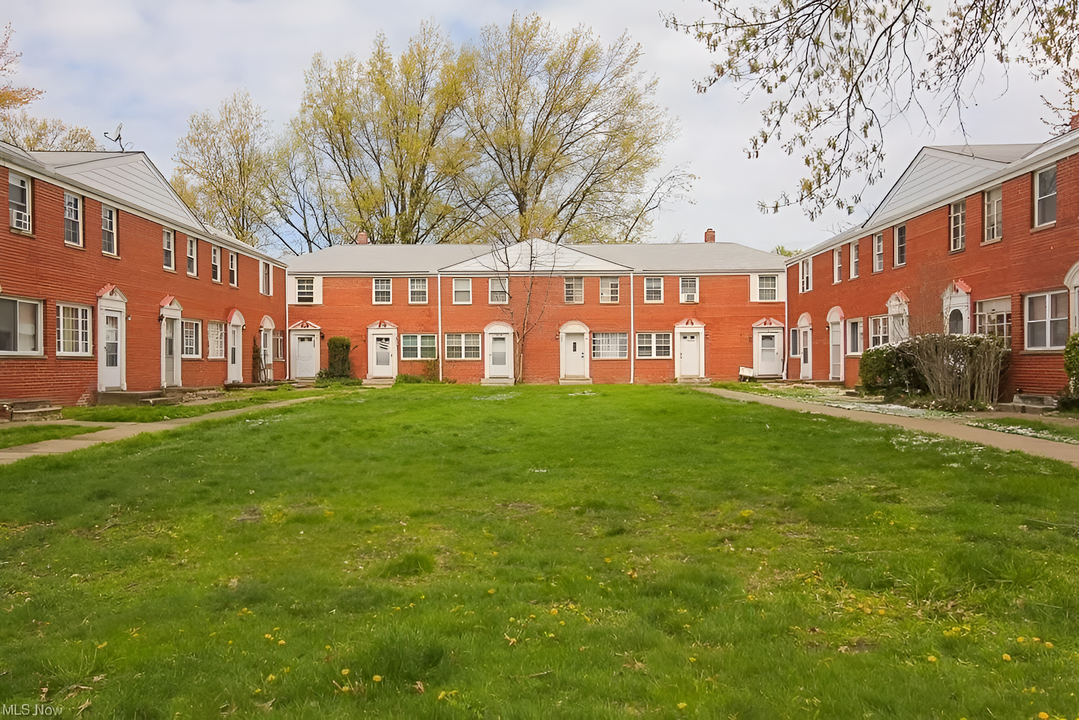 Blisswood Village Condominiums in Euclid, OH - Building Photo