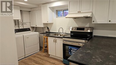 77 Blackwood Crescent in Hamilton, ON - Building Photo - Building Photo