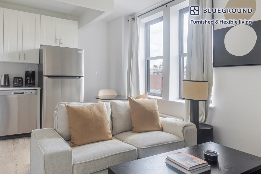 45 W 81st St in New York, NY - Building Photo