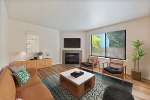 Cascade Court in Tacoma, WA - Building Photo