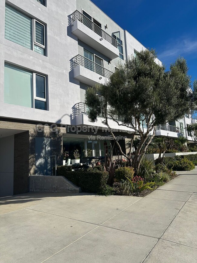 7857 W Manchester Ave in Los Angeles, CA - Building Photo - Building Photo