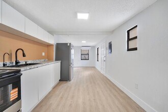 2428 NW 28th St in Miami, FL - Foto de edificio - Building Photo