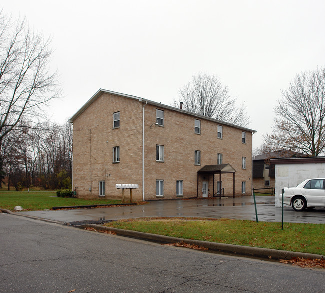 1998 Mathews Rd in Youngstown, OH - Foto de edificio - Building Photo