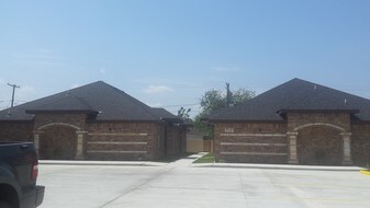 212 Schunior W St, Unit 4 in Edinburg, TX - Building Photo