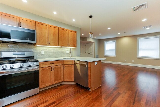 120 W Seventh St in Boston, MA - Building Photo - Building Photo