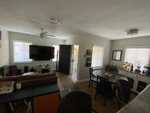 636 E 121st Pl in Los Angeles, CA - Building Photo - Building Photo