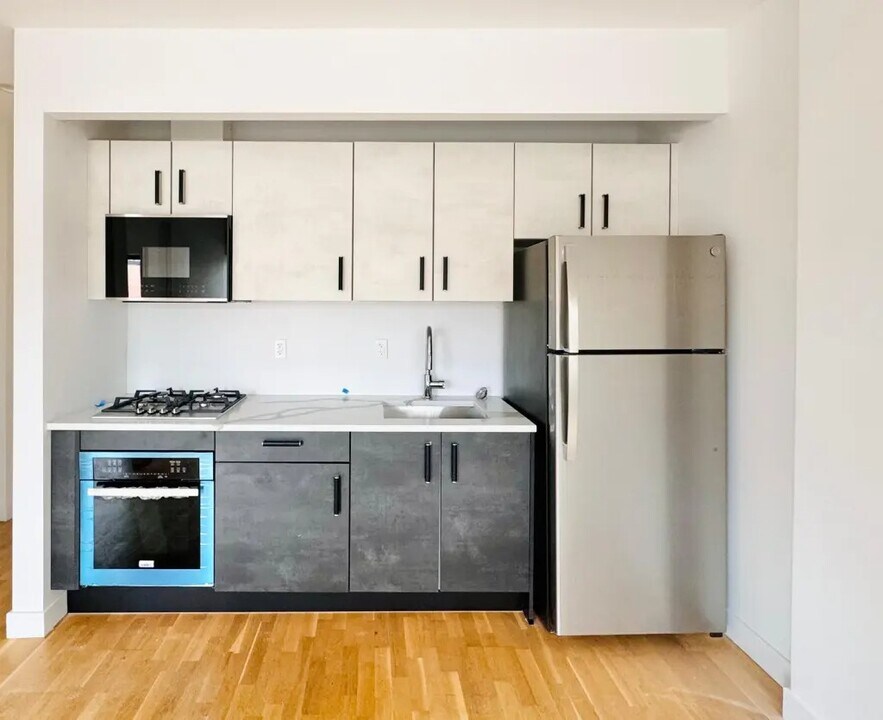 Furnished room/NOT APARTMENT in Brooklyn, NY - Building Photo