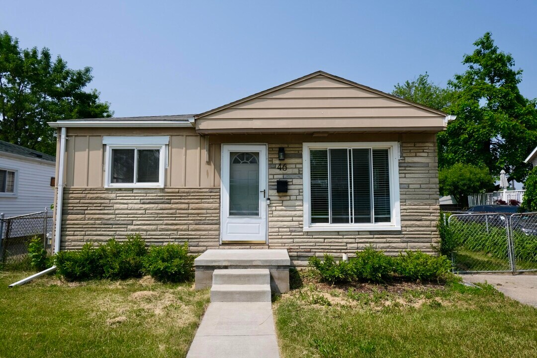 46 W Coy Ave in Hazel Park, MI - Building Photo