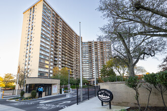 The Bay Club in Bayside, NY - Building Photo - Building Photo