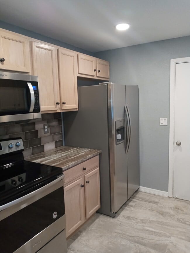 4653 Crescent Rd in Spring Hill, FL - Building Photo - Building Photo