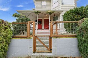 2105 SE Stark St in Portland, OR - Building Photo