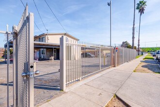 4431 E Hedges Ave in Fresno, CA - Building Photo - Building Photo