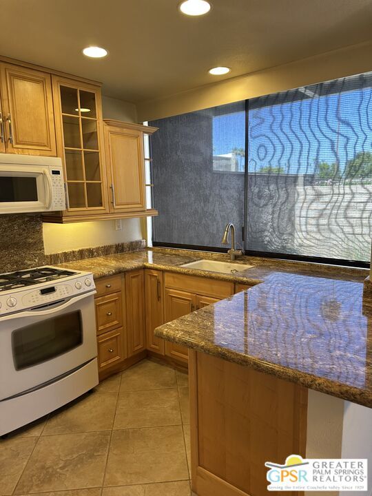 867 N Calle De Pinos in Palm Springs, CA - Foto de edificio - Building Photo