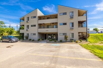 Alpine Village Apartments in Erie, PA - Foto de edificio - Building Photo
