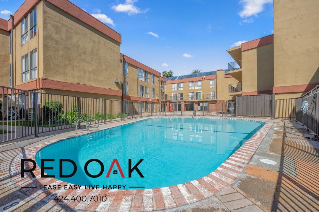 Kingswood Village in Reseda, CA - Foto de edificio