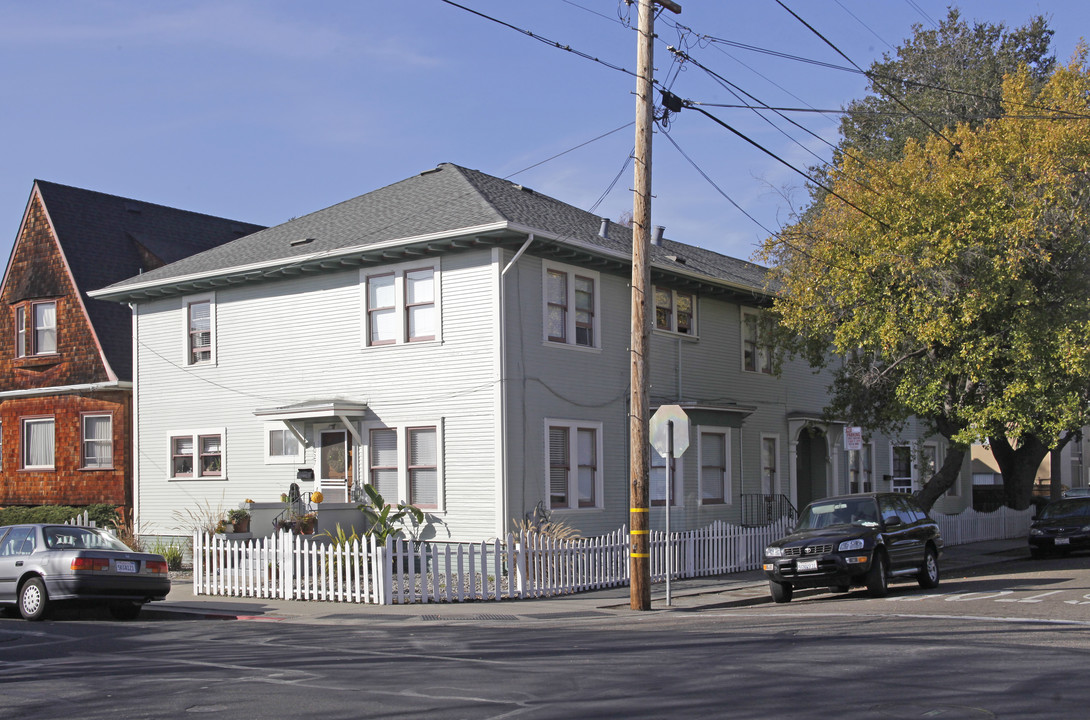 1027 Walnut St in Alameda, CA - Foto de edificio