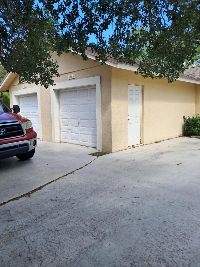 property at 1465 Hawthorne Pl
