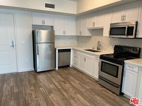 12655 Bluff Creek Dr, Unit 415 in Los Angeles, CA - Foto de edificio - Building Photo