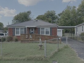 121 Churchill Ave in Hodgenville, KY - Building Photo