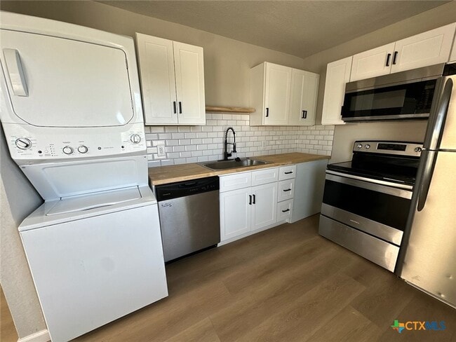 1146 Magnolia St in Seguin, TX - Building Photo - Building Photo