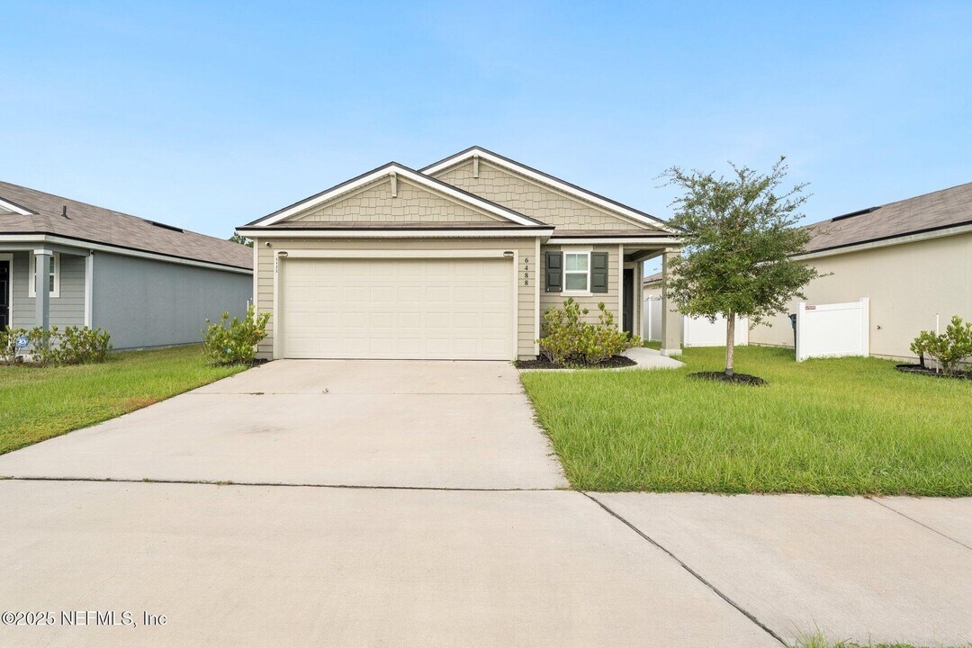 6488 Bucking Bronco Dr in Jacksonville, FL - Building Photo