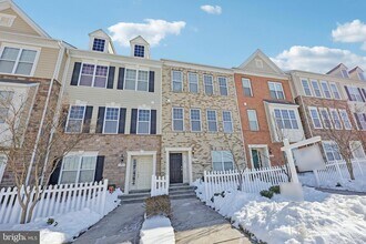 7206 Wood Mdw Wy in Lanham, MD - Foto de edificio - Building Photo