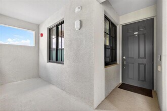 17520 Gawthrop Dr, Unit 401 in Bradenton, FL - Building Photo - Building Photo