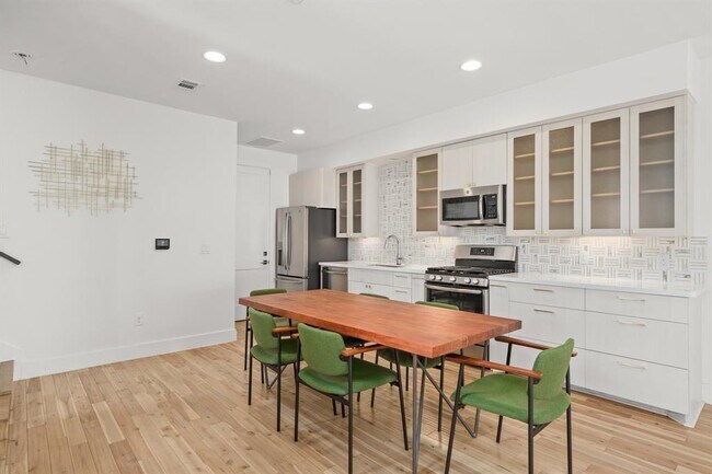 2810 Oak Springs Dr in Austin, TX - Building Photo - Building Photo