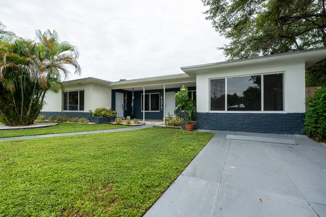 1317 NE 116th St in Miami, FL - Foto de edificio - Building Photo