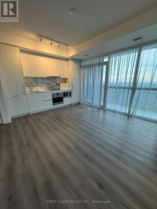 225-3225 Commerce St in Vaughan, ON - Building Photo