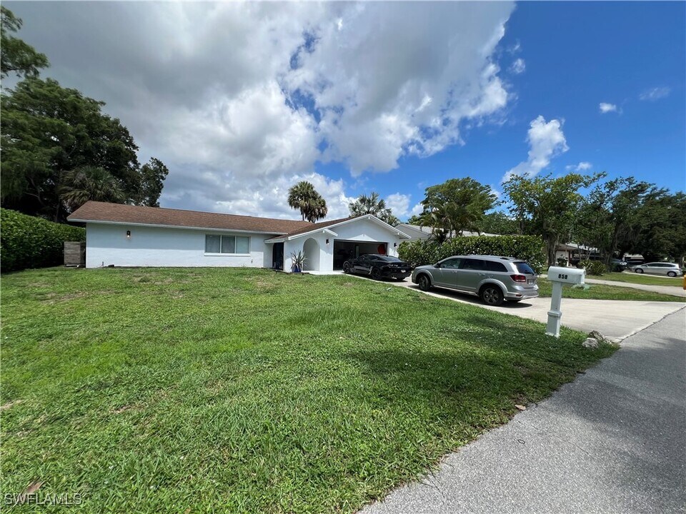 858 Rose Way in Naples, FL - Building Photo